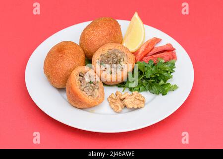 Polpette farcite, una tradizionale delicatezza turca. Il kibbeh è un piatto popolare della cucina mediorientale (nome turco; icli kofte) Foto Stock