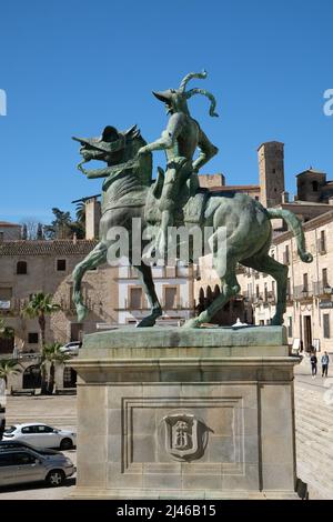 La statua equestre del conquistador Francisco Pizarro González, Plaza Mayor, Trujillo, Estremadura, Spagna. Foto Stock