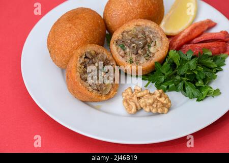 Polpette farcite, una tradizionale delicatezza turca. Il kibbeh è un piatto popolare della cucina mediorientale (nome turco; icli kofte) Foto Stock