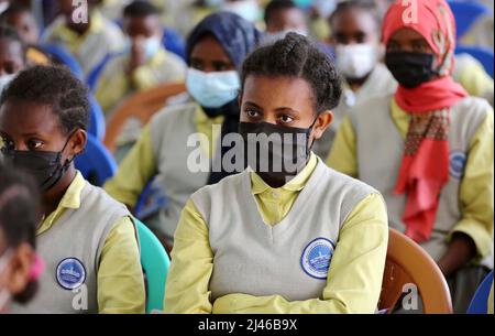 Addis Abeba. 9th Apr 2022. Gli studenti della scuola elementare di Kotari partecipano alla cerimonia di donazione nella capitale etiope Addis Abeba il 9 aprile 2022. PER ANDARE CON 'caratteristica: La ditta cinese dona molto-necessario approvvigionamenti educativi ai bambini della scuola etiope 'accreditamento: Wang Ping/Xinhua/Alamy Live News Foto Stock