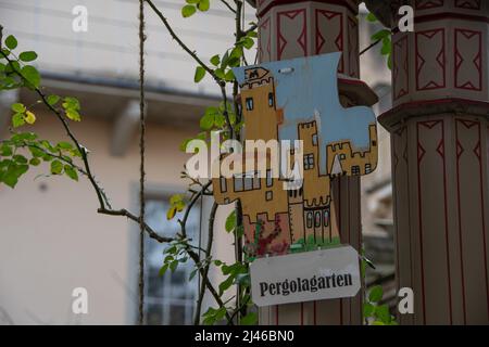 Coblenza, Germania 20 marzo 2022, un cartello con la scritta 'Pergola Garden' sui terreni del Castello di Stolzenfels Foto Stock