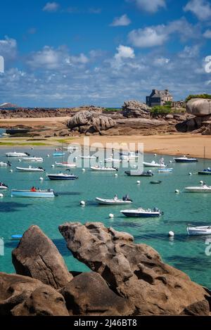 Barche a vela e acqua trasparente sulla spiaggia di Coz-Pors a Tregastel, Côtes d'Armor, Bretagna, Francia Foto Stock