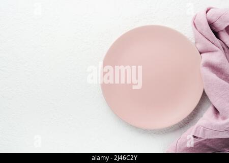 Piastra rosa vuota in ceramica. Rustico set vintage di piatto bianco, cucchiaio di legno su sfondo di legno bianco chiaro. Argenteria vintage Zero Waste. Dishe vuoto Foto Stock