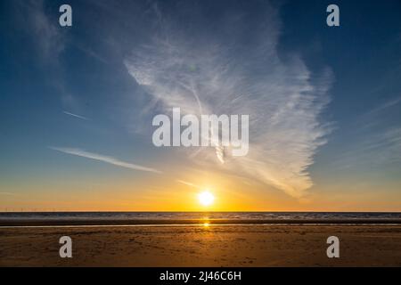 Un Tramonto costiero, a Formby Beach sulla Costa Merseyside Foto Stock