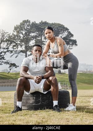 Un uomo forte ha bisogno di una donna forte al suo fianco. Colpo di un uomo atletico e di una donna che si posano insieme fuori. Foto Stock