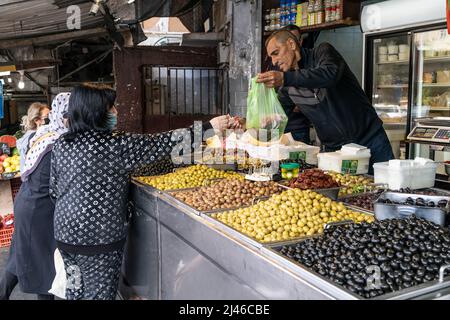 Haifa, Israele - 12 aprile 2022: Mercato fresco nel quartiere Hadar di Haifa Foto Stock