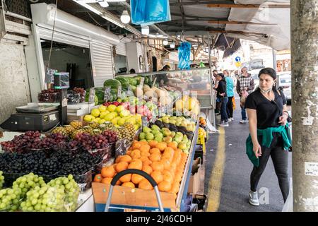 Haifa, Israele - 12 aprile 2022: Mercato fresco nel quartiere Hadar di Haifa Foto Stock