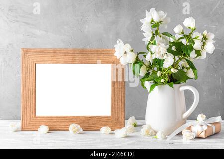 Cornice con fiori bianchi di gelsomino su sfondo bianco. Biglietti  d'auguri, modello, concetto di celebrazione Foto stock - Alamy