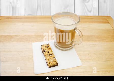 Un Chocolate chip Granola Bar con una tazza di caffè per colazione Foto Stock