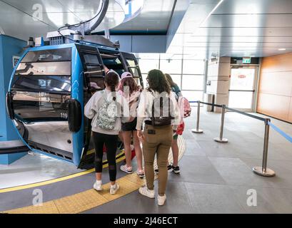 Persone a bordo Rakavlit - servizio pendolari funivia (funicolare) in Haifa che collega la Stazione Centrale degli autobus e l'Università di Haifa sul Monte Carmel. Il sistema contiene 150 funivie con la lunghezza del percorso di 4,4 km. Le autorità si aspettano che il sistema affronti la congestione del traffico verso due grandi università - Università di Haifa e Technion. Attualmente il sistema ha 3 fermate aperte presso la Stazione Centrale degli autobus, Technion e l'Università di Haifa con piani per aprire altre 3 fermate. (Foto di Lev Radin/Pacific Press) Foto Stock