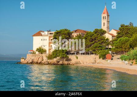 Splendida vista sul monastero dominiaco e la spiaggia di Martinica sul mare Adriatico, Bol, isola di Brac, Croazia. Resort per vacanze estive Foto Stock