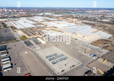 New GMC Hummer EV parcheggiato presso GM Factory ZERO, Detroit-Hammamck Assembly Center, Detroit, MI, USA, Aprile 10, 2022 Foto Stock