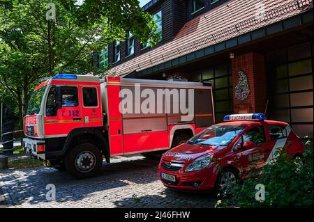 Berlino; Germania - 26 giugno; 2021: Vista sui motori antincendio di fronte a una stazione dei vigili del fuoco di Berlino. Foto Stock