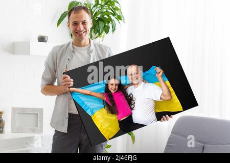 Foto tela persone con la bandiera di Ucraina Foto Stock