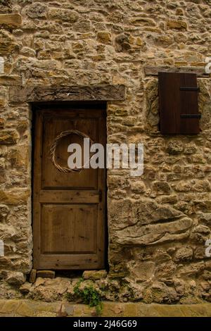 Antica porta in legno a Poffabro, storico borgo medievale della Val Colvera in provincia di Pordenone, Friuli-Venezia Giulia, Italia nord-orientale Foto Stock