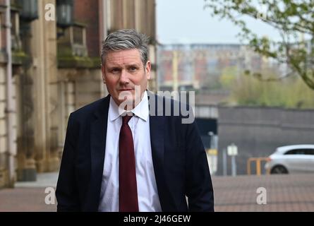 Il leader del lavoro Keir Starmer parla con i media prima di prendere un treno dalla stazione ferroviaria di Preston nel Lancashire, a seguito dell’annuncio che il primo ministro Boris Johnson e il cancelliere Rishi Sunak saranno multati come parte di un’indagine di polizia sulle accuse di partiti di blocco tenutisi a Downing Street. Data foto: Martedì 12 aprile 2022. Foto Stock