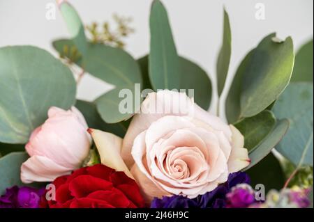 Rosa polverosa in un bouquet di nozze con eucalipto Foto Stock