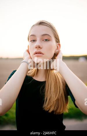 Ritratto di una giovane donna con lunghi capelli biondi Foto Stock