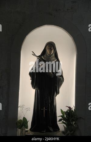 Alberobello, Italia. Chiesa di Sant'Antonio da Padova (Parrocchia Sant'Antonio di Padova). Statua di Santa Rita di Cascia. Foto Stock