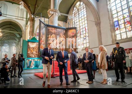 Gouda, Niederlande. 12th Apr 2022. Re Willem-Alexander dei Paesi Bassi al Sint-Janskerk di Gouda, il 12 aprile 2022, per aprire la mostra Beleef het Wonder van Gouda ( Experience the Wonder of Gouda ) come inizio del Gouda750 Credit: Albert Nieboer/Netherlands OUT/Point de Vue OUT/dpa/Alamy Live News Foto Stock