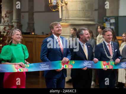 Gouda, Niederlande. 12th Apr 2022. Re Willem-Alexander dei Paesi Bassi al Sint-Janskerk di Gouda, il 12 aprile 2022, per aprire la mostra Beleef het Wonder van Gouda ( Experience the Wonder of Gouda ) come inizio del Gouda750 Credit: Albert Nieboer/Netherlands OUT/Point de Vue OUT/dpa/Alamy Live News Foto Stock