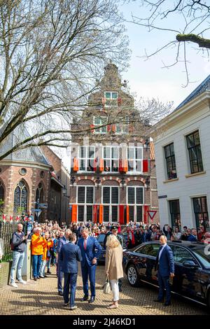 Gouda, Niederlande. 12th Apr 2022. Re Willem-Alexander dei Paesi Bassi arriva al Sint-Janskerk di Gouda, il 12 aprile 2022, per aprire la mostra Beleef het Wonder van Gouda ( Experience the Wonder of Gouda ) come inizio del Gouda750 Credit: Albert Nieboer/Netherlands OUT/Point de Vue OUT/dpa/Alamy Live News Foto Stock