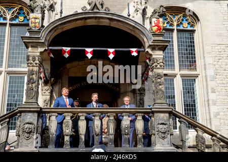 Gouda, Niederlande. 12th Apr 2022. Re Willem-Alexander dei Paesi Bassi parte dal municipio di Gouda, il 12 aprile 2022, dopo aver aperto la mostra Beleef het Wonder van Gouda ( Experience the Wonder of Gouda ) come inizio del Gouda750 Credit: Albert Nieboer/Netherlands OUT/Point de Vue OUT/dpa/Alamy Live News Foto Stock