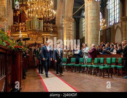 Gouda, Niederlande. 12th Apr 2022. Re Willem-Alexander dei Paesi Bassi al Sint-Janskerk di Gouda, il 12 aprile 2022, per aprire la mostra Beleef het Wonder van Gouda ( Experience the Wonder of Gouda ) come inizio del Gouda750 Credit: Albert Nieboer/Netherlands OUT/Point de Vue OUT/dpa/Alamy Live News Foto Stock