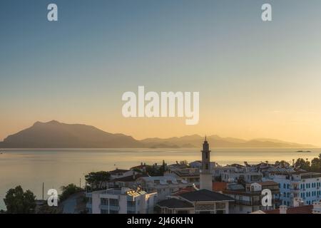 Vista sulla città di Datca con il porto e l'isola all'alba, provincia di Mugla, Turchia. Popolare destinazione turistica estiva in Turchia Foto Stock