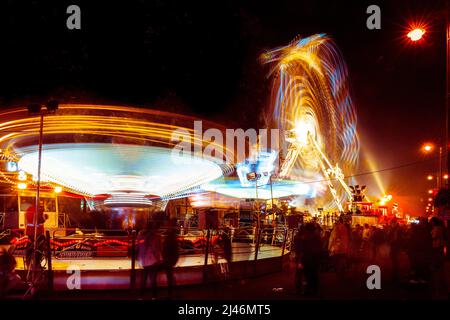 Immagini a lunga esposizione delle giostre della fiera di Oxford St Giles Travelling funfair che si tengono annualmente nel mese di settembre. Foto Stock