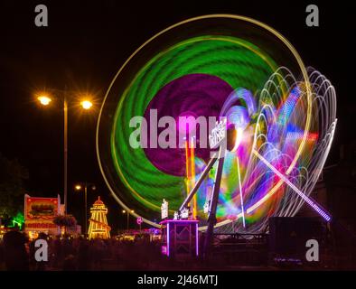 Immagini a lunga esposizione delle giostre della fiera di Oxford St Giles Travelling funfair che si tengono annualmente nel mese di settembre. Foto Stock