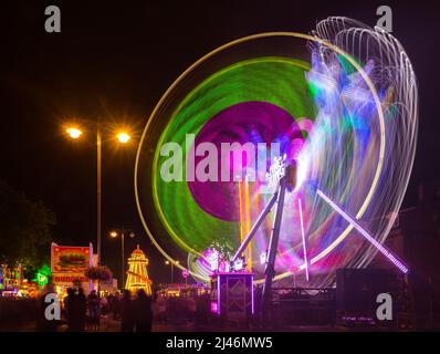 Immagini a lunga esposizione delle giostre della fiera di Oxford St Giles Travelling funfair che si tengono annualmente nel mese di settembre. Foto Stock