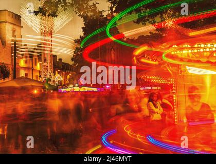 Immagini a lunga esposizione delle giostre della fiera di Oxford St Giles Travelling funfair che si tengono annualmente nel mese di settembre. Foto Stock