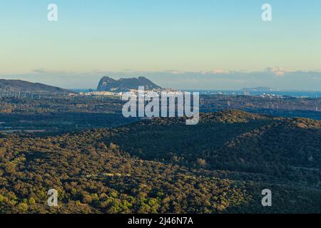 Roccia di Gibilterra vista dalla terraferma spagnola Foto Stock