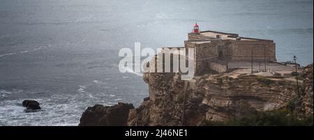 Il faro di Nazaré in Portogallo Foto Stock
