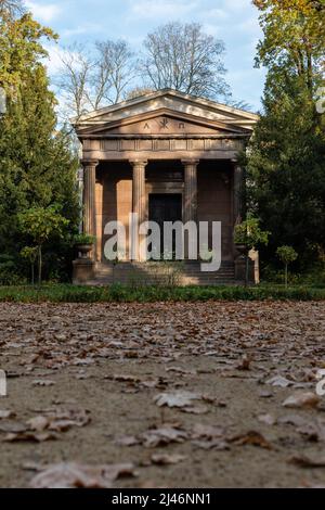 Mausoleo nei giardini del Palazzo di Charlottenburg con foglie autunnali cadute sul terreno. Foto Stock