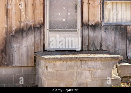 Primo piano di legno intemperiato che inizia a Rot intorno al gradino anteriore di Cottage o Casa Foto Stock