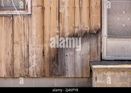 Primo piano di legno intemperiato che inizia a Rot intorno al gradino anteriore di Cottage o Casa Foto Stock