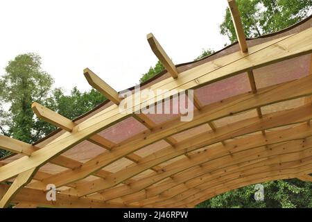 Parte inferiore di un tetto di Pergola finemente lavorato con tela o tela di copertura per fornire ombra Foto Stock