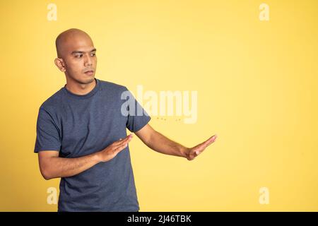 giovane baldano asiatico che rifiuta l'offerta con entrambe le palme Foto Stock