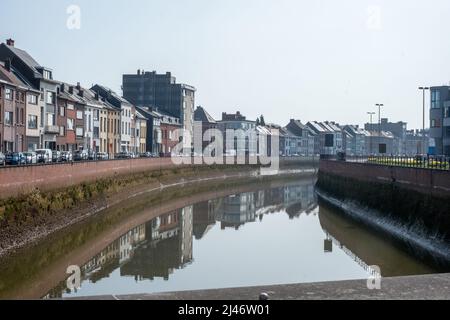 MECHELEN, Malin, Anversa, BELGIO, marzo 28, 2022, Vista del fiume Dijle argine con edifici pittoreschi a Mechelen, Belgio. Foto di alta qualità Foto Stock