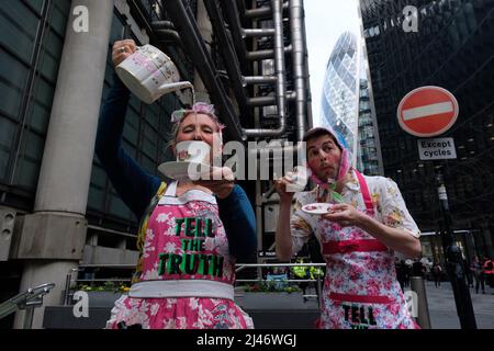 Londra, Regno Unito. 12th Apr 2022. 40 gli attivisti della ribellione d'estinzione (XR) hanno bloccato tutti gli ingressi ai Lloyds di Londra, chiudendo l'edificio per la giornata. Lloyd's di Londra assicura il 40% dei progetti mondiali di carbone, petrolio e gas. XR chiede loro di smettere di insurredire combustibili fossili. Oggi è stato parte di una settimana di proteste e azioni di disobbedienza civile per chiedere un arresto immediato di tutte le nuove infrastrutture di combustibili fossili da parte del governo britannico in mezzo alla crisi climatica e l'emergenza ecologica. Foto Stock