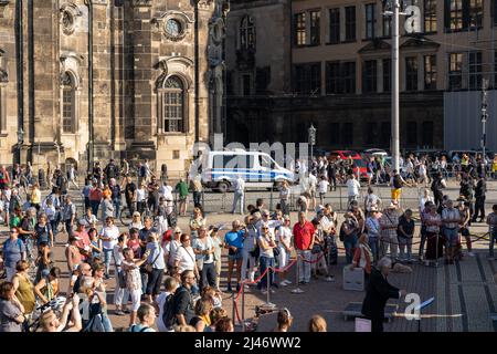 Persone sulla Theaterplatz in occasione di un evento. Architettura storica della città vecchia sullo sfondo. Un luogo famoso in città. Un'alta presenza della polizia. Foto Stock