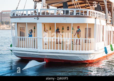 11 gennaio 2022, Luxor, Egitto: Grande nave da crociera turistica che galleggia lungo il Nilo Foto Stock