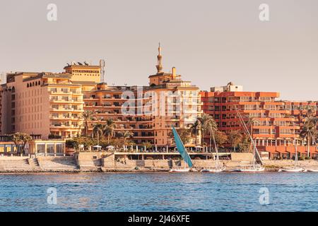 11 gennaio 2022, Luxor, Egitto: Hotel di lusso Steigenberger Nile Palace sulla riva del fiume Foto Stock