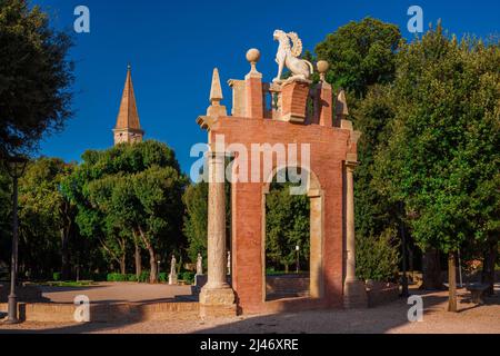 Parco pubblico 'Giardini del Frontone' di Perugia con il campanile di San Pietro sullo sfondo Foto Stock