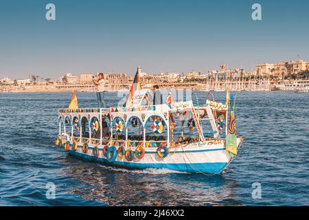 11 gennaio 2022, Luxor, Egitto: I tradizionali motoscafi egiziani trasportano passeggeri da una sponda del Nilo all'altra Foto Stock