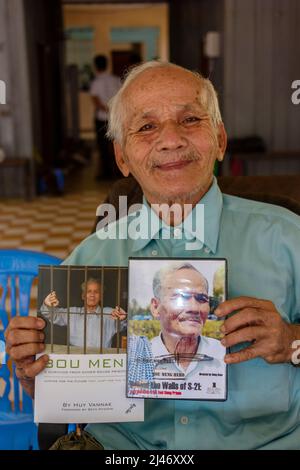 Pnohm Penh., Cambogia. 17th febbraio 2018. Bou Meng, uno dei soli 7 sopravvissuti conosciuti del Museo del genocidio di Tuol Sleng, Phnom Penh, dove i Khmer rossi, sotto la guida di Pol Pot, torturarono migliaia di persone prima di ucciderle. Bou fu mantenuto vivo come un artista di talento, e passò mesi a dipingere grandi ritratti di Pol Pot, ho Chi Minh e Lenin sotto l'ordine del comandante del campo, Duch. Foto Stock