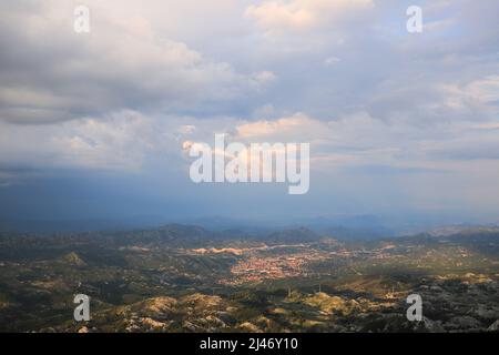 Vista panoramica delle montagne in cima alla montagna a Lovcen, Montenegro Foto Stock