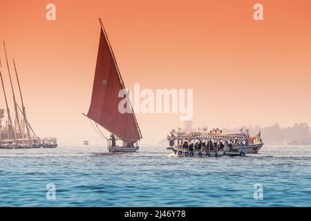 11 gennaio 2021, Luxor, Egitto: felucca è una barca a vela tradizionale utilizzata per il trasporto turistico e la crociera lungo il Nilo Foto Stock